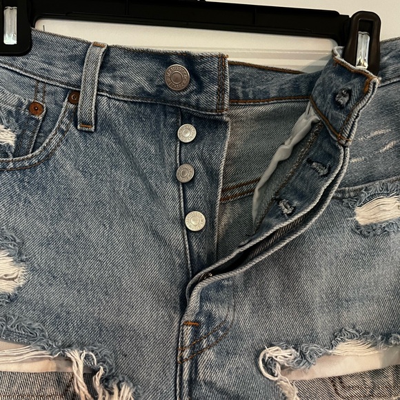Levi Distressed Denim Shorts - Picture 5 of 6